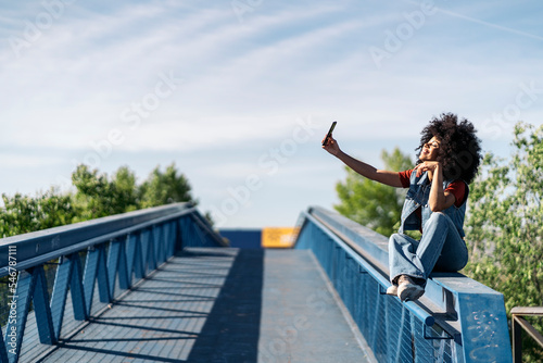 Fototapeta Naklejka Na Ścianę i Meble -  Afro Woman Taking Selfie