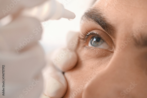 Ophthalmologist putting dro...