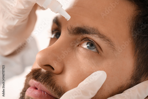 Ophthalmologist putting dro...
