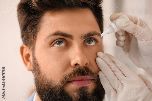 Ophthalmologist putting dro...
