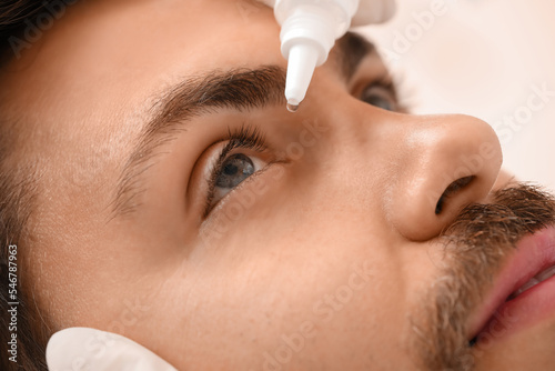 Ophthalmologist putting dro...