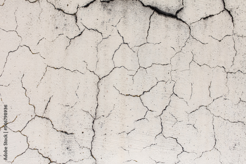 Obraz premium Cracked plaster on the wall of the house.