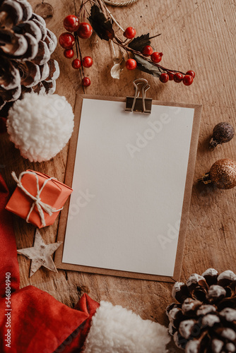 Wunschzettel zu  Weihnachten - liebevolle Dekoration in warmen Tönen mit Rot, Gold und Holz photo