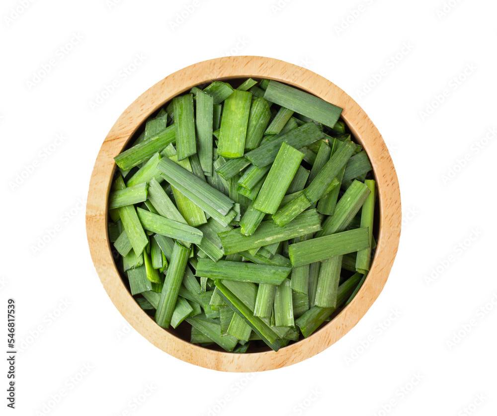 Garlic chives in wood bowl isolated on transparent png - obrazy, fototapety, plakaty 