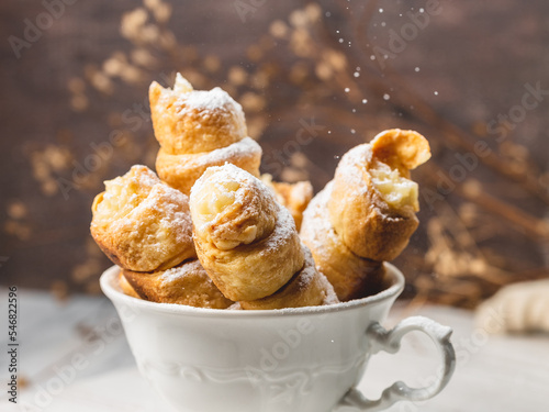 Fotografia Pastry Tubes with Whipping Cream in the White Cup
