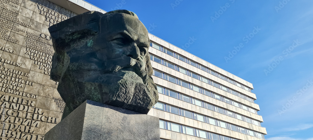 Karl Marx Monument. Statue of German philosopher Karl Marx in Saxony. German revolutionary socialist. Radical political theorist. Nischel, designed by Lev Kerbel. - obrazy, fototapety, plakaty 