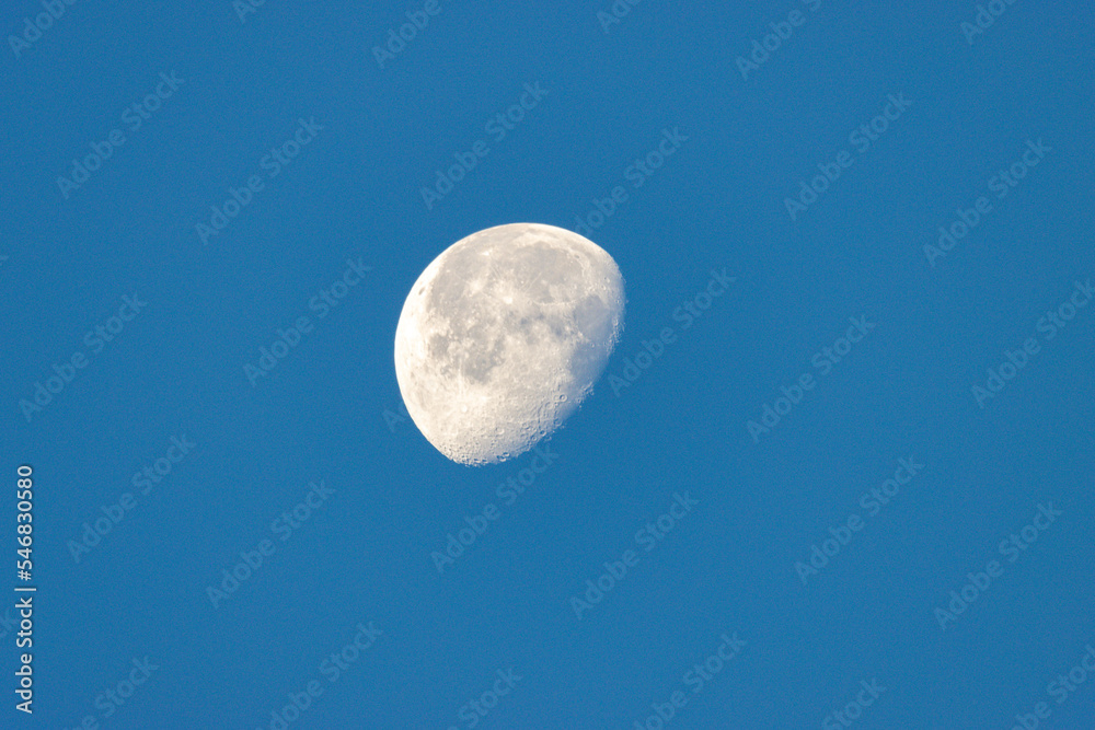 Wolkenloser Morgenhimmel mit Mond Wolkenloser Morgenhimmel mit Mond