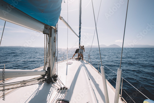 Fotografi Two crew members on sailboat maintain anchor