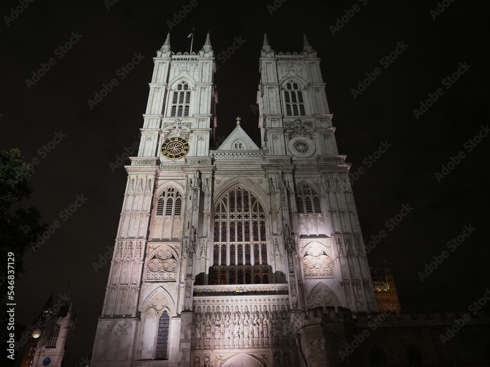Fototapeta premium Westminster Abbey church at night in London