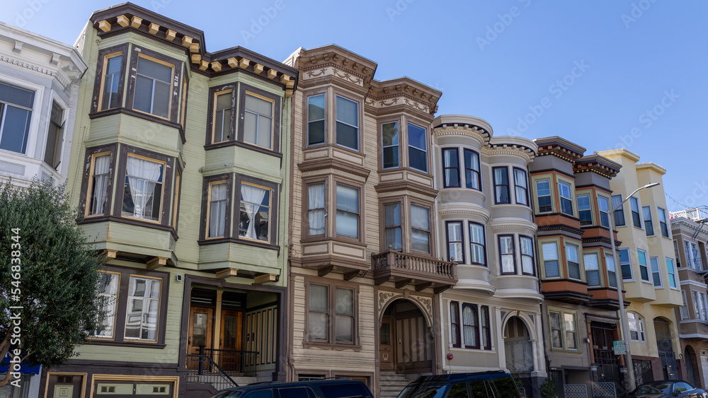 Fototapeta premium Beautiful Victorian houses painted in multiple colors on a street in the city of San Francisco, California, USA
