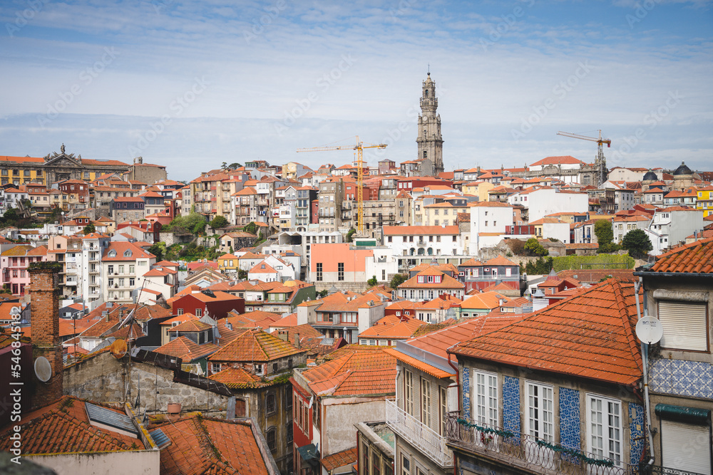 Um vista sobre a cidade do Porto. Pode se ver nesta imagem bastantes telhados e a torre ao fundo.