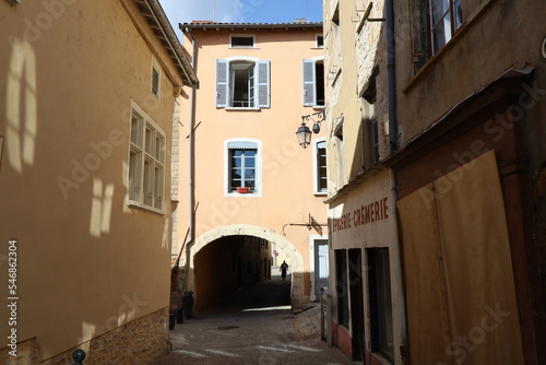 Rue typique, village de Trevoux, département de l'Ain, France