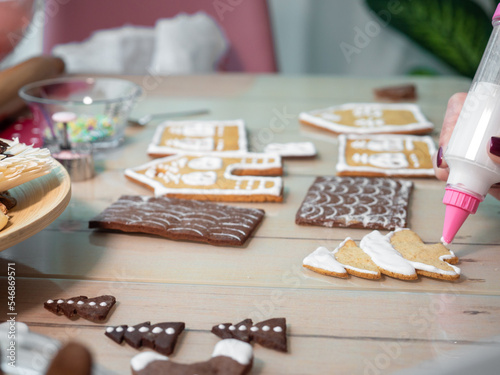 Decorating christmas gingerbread cookies with white glaze  © Irina Magrelo