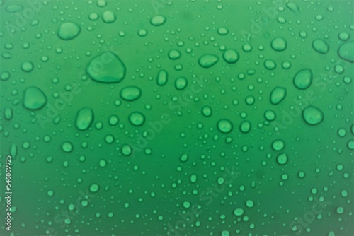 Wassertropfen auf grüner Plastikfolie