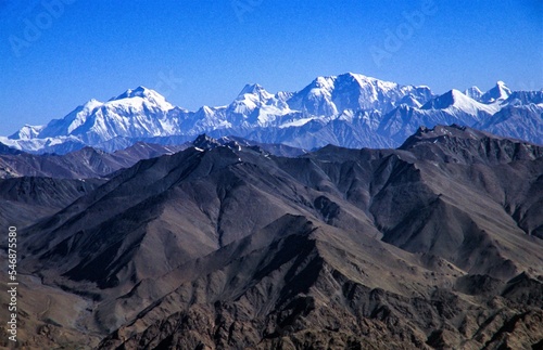 Blick vom 6123 Meter hohen Gipfel des Stok Kangri in Ladakh auf die hohen , schneebedeckten und vergletscherten Siebentausender des Himalaya