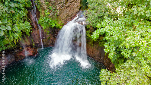 Une cascade  tropicale en Guadeloupe au milieu d  une v  g  tation luxuriante