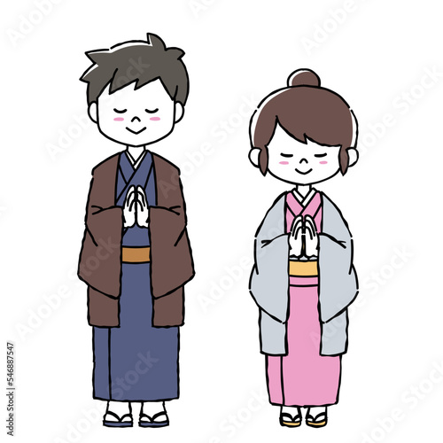 参拝をする着物を着た女性と男性