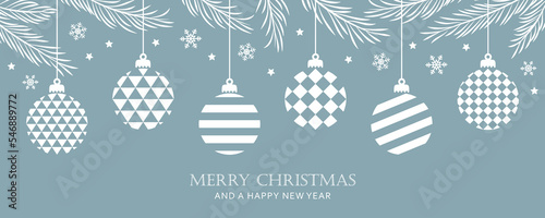 Foto merry christmas card with hanging ball decoratoin and fir branches