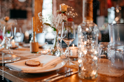 Rustikale Tischdekoration bei einer Hochzeit