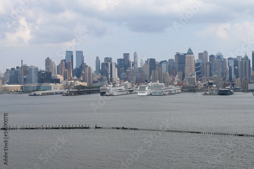 New York City skyline © SurfyArt