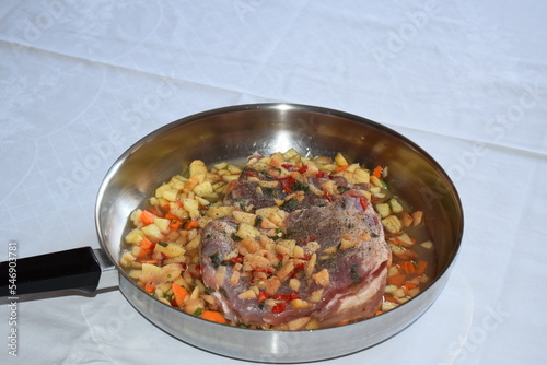 Schweineach in scharfer Apfelsauce, fertig zum braten