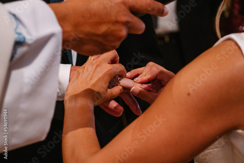 Colocando anillo en boda  © Paula