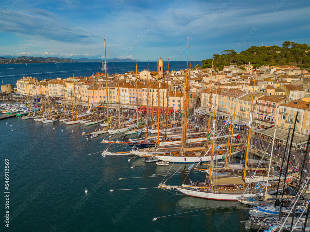 Le port du célèbre village de Saint-Tropez durant les Voiles de Saint-Tropez 2022