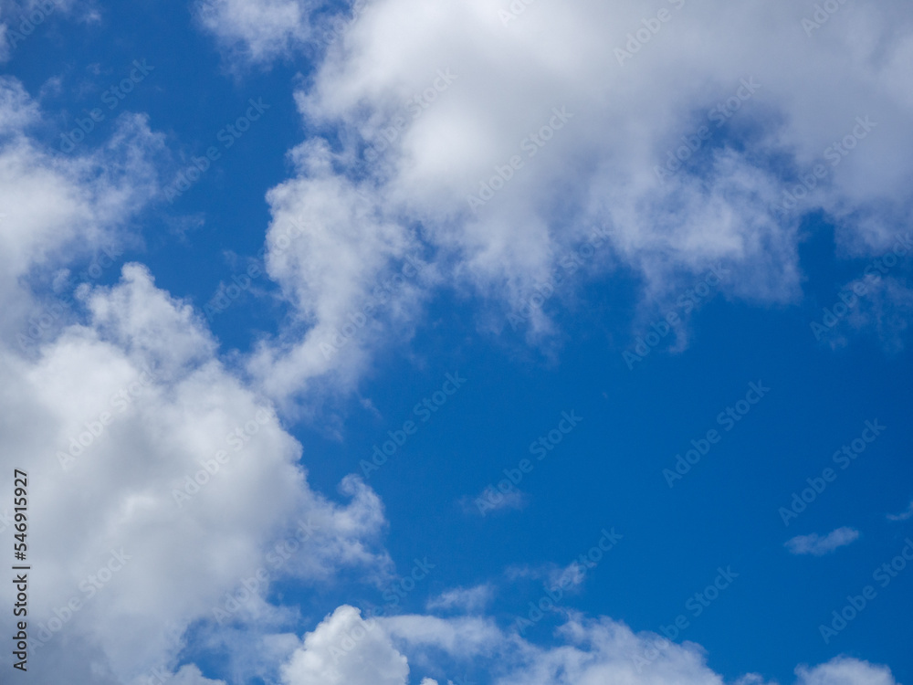 magnifique ciel bleu avec des nuages blancs magnifique ciel bleu avec des nuages blancs