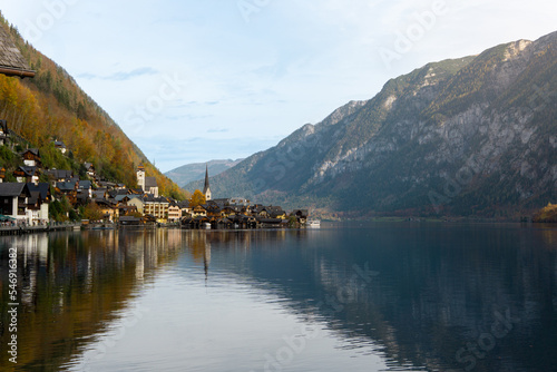 Hallstatt in autunno, bellissimo villaggio sulla sponda del lago di Hallstatt, Austria