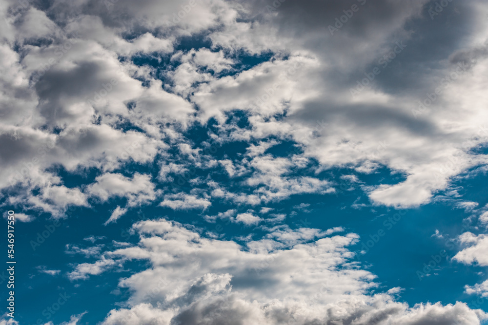 Obraz premium High-definition clouds on clear blue dramatic sky before the rain