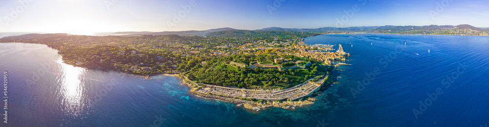 Une photo incroyable panoramique du mythique village de Saint-Tropez