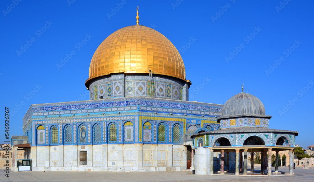 Obraz premium Temple Mount known as the the Noble Sanctuary of Jerusalem located in the Old City of Jerusalem, is one of the most important religious sites in the world.