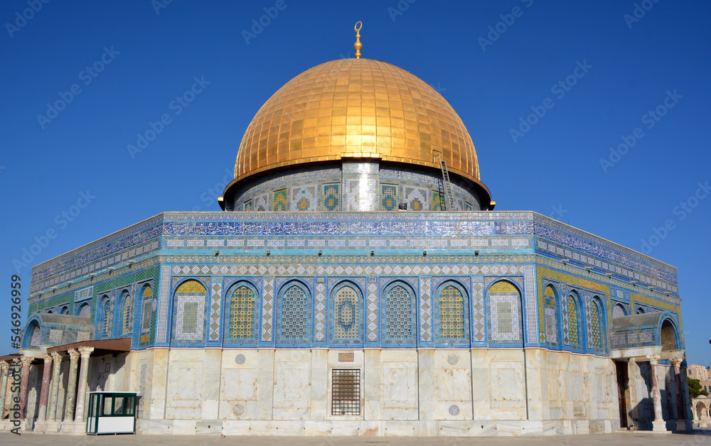 Obraz premium Temple Mount known as the the Noble Sanctuary of Jerusalem located in the Old City of Jerusalem, is one of the most important religious sites in the world.