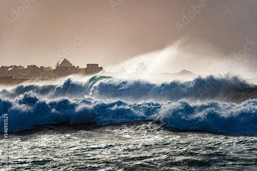 stürmisches, tosendes, aufgewühltes Meer mit hohen Wellen und Gischt in den Klippen an der Pointe de la Torche, Frankreich, Bretagne, Finistère