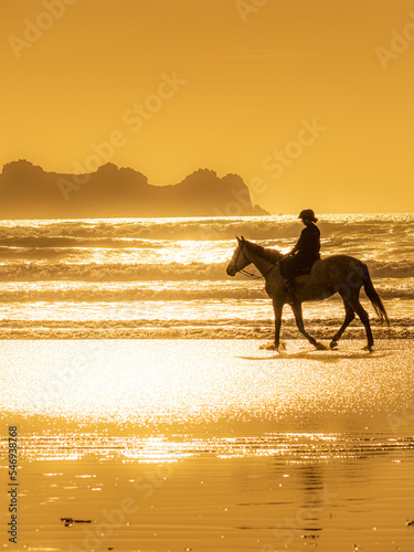 F, Bretagne, Finistère, Reiterglück am Strand von Kersiguénou im Sonnenuntergang, Pferde © JM Soedher