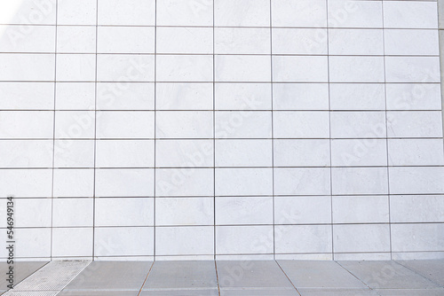 Muro bianco con piastrelle rettangolari photo
