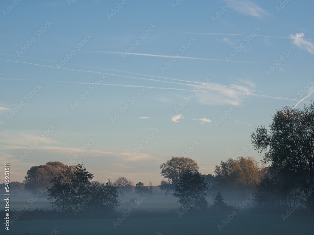 Fototapeta premium Herbstmorgen an einem Fluß im Münsterland