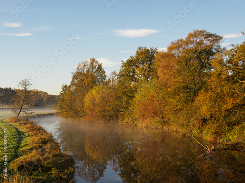 Herbstmorgen an einem Flu   im M  nsterland