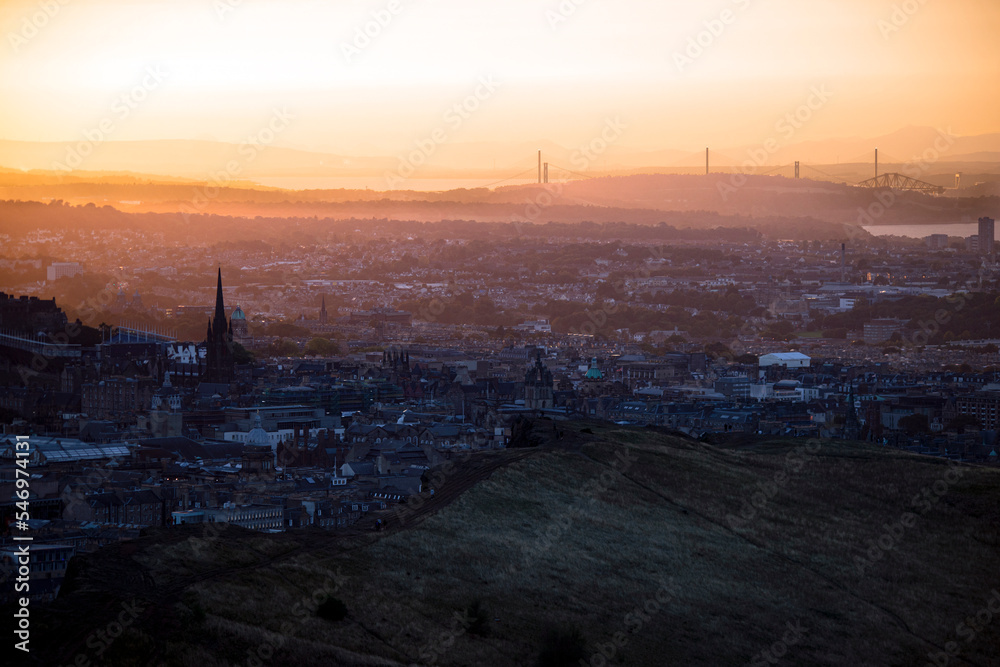 Naklejka premium Edinburgh, Scotland - August 31st 2022 - Sunset in Edinburgh