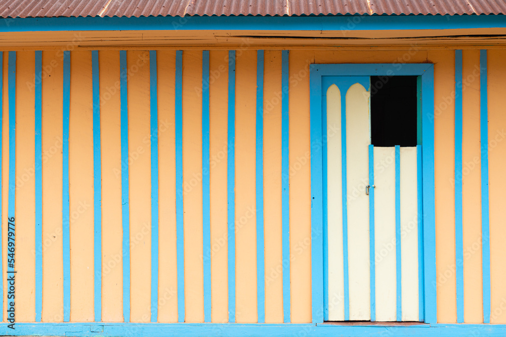 Φωτογραφία dors and windos decorete the wooden walls of a characteristic little town in Colombia