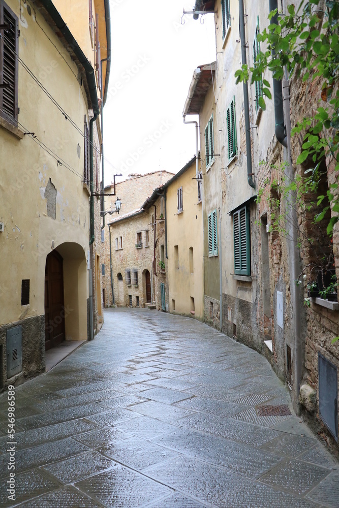 Obraz premium Old narrow alley in Volterra at Regen, Tuscany Italy