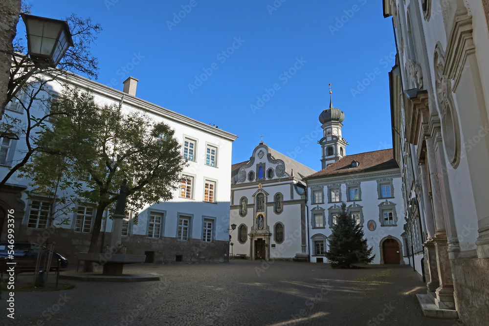 Hall in Tirol - Stiftsplatz und Herz-Jesu-Basilika
