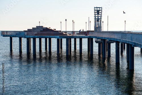 Blick auf die 2021 eröffnete neue Seebrücke in Koserow auf Usedom am morgen-Nahaufnahme vom Ende