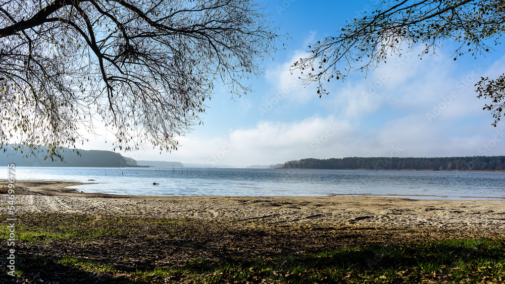 Jezioro Powidzkie widok od plaży w Anastazewie Listopad 2022 - obrazy, fototapety, plakaty 
