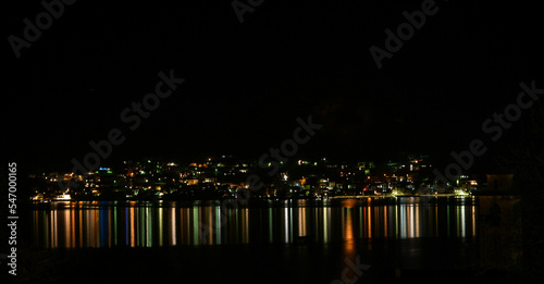 Lumières multicolores sur le lac de Côme la nuit
