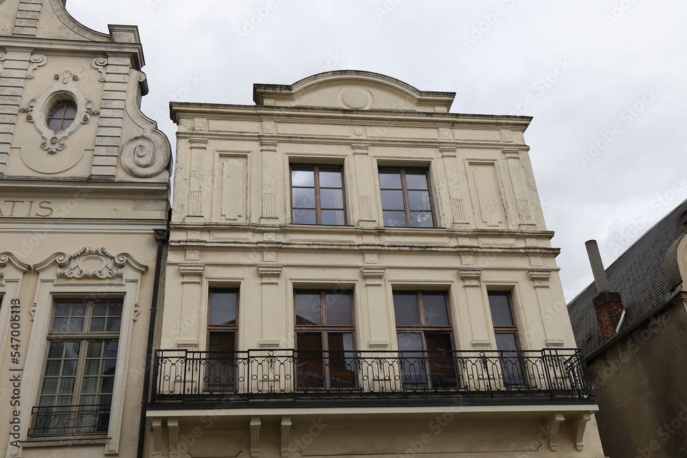 Fototapeta premium Bâtiment typique, vu de l'extérieur, ville de Arras, département du Pas de Calais, France