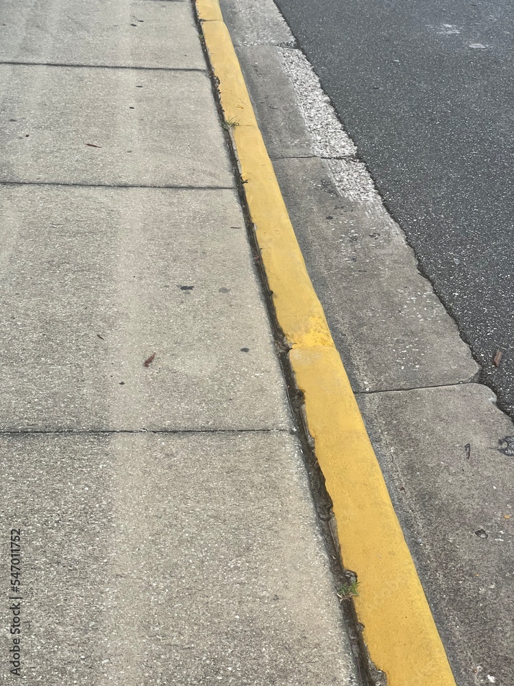 Obraz premium yellow lines on asphalt