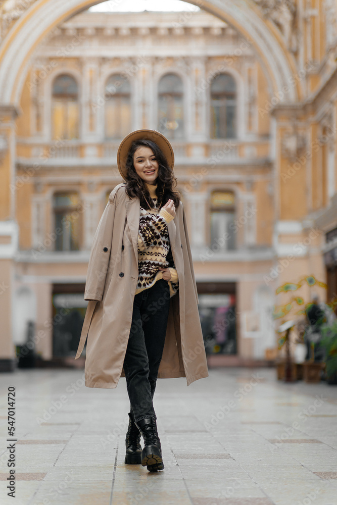 Fototapeta premium woman walking in the city