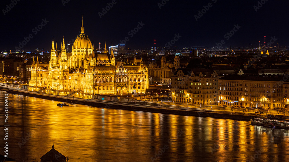 Naklejka premium Illuminated Hungarian Parliament Building and Danube river. Budapest, Hungary.