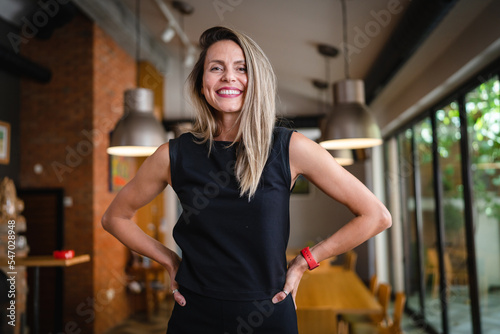 фотографія One woman middle age caucasian female standing at home in dining room or restaur